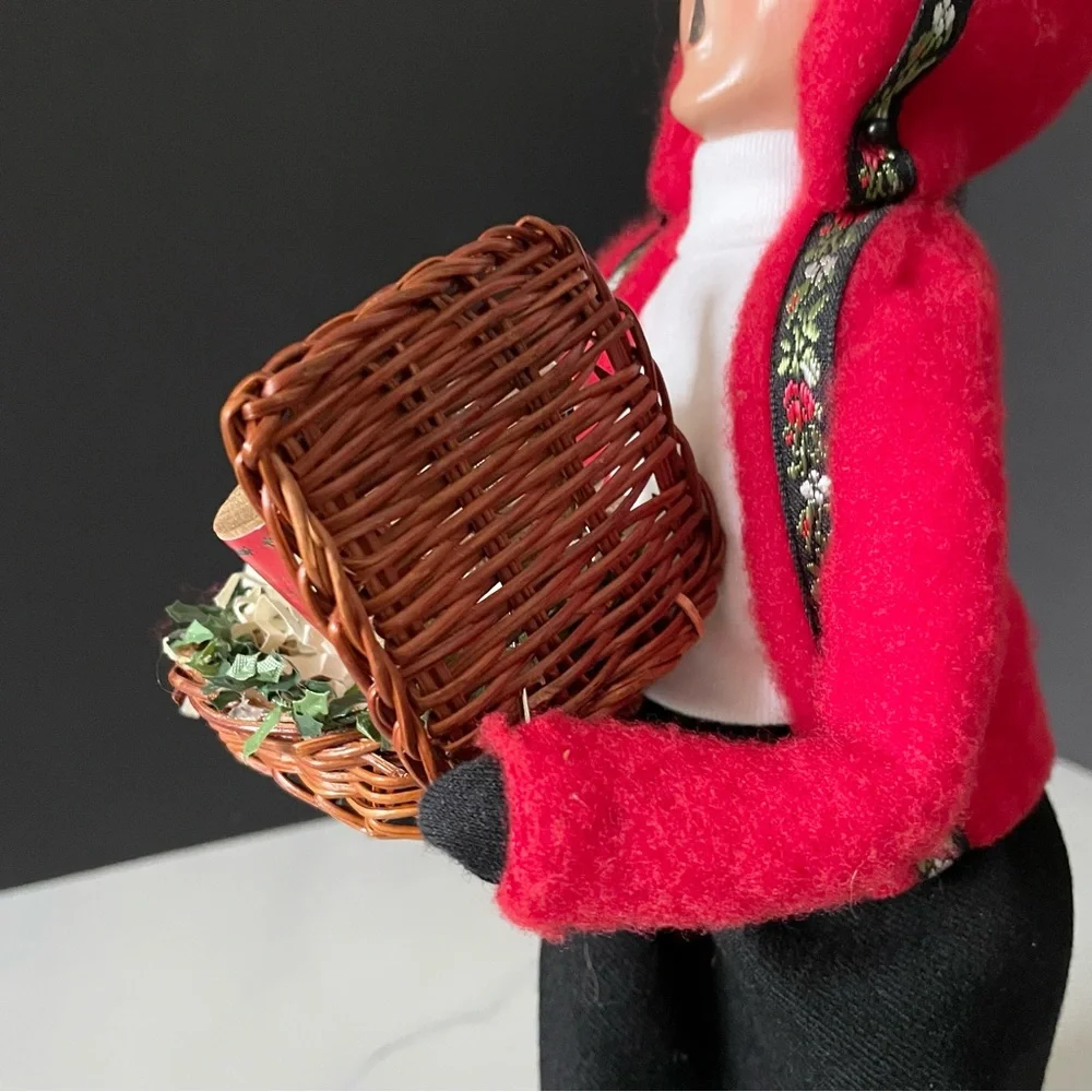 Traditional Shopper Woman with Basket - Caroler by Byers' Choice